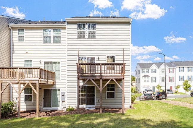 Building Photo - 915 Romeria Dr