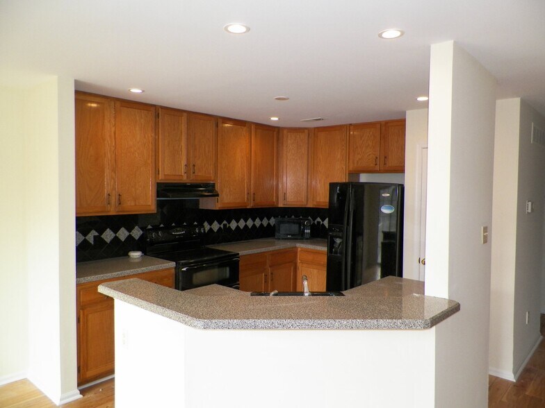 Building Photo - 5077 Rosewood Dr