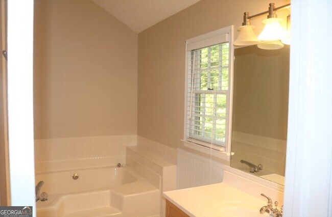 Building Photo - 102 Sauterne Way