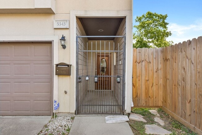 Building Photo - Charming 3-Bed, 2.5-Bath Home in the Heart of the Heights with Spacious Yard & Prime Location