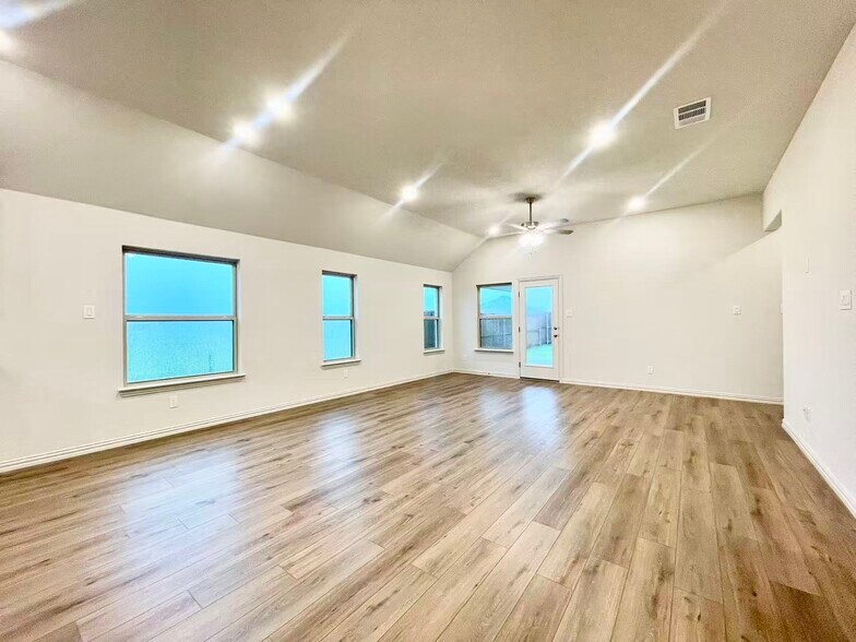 Building Photo - 16629 Freshwater Dr