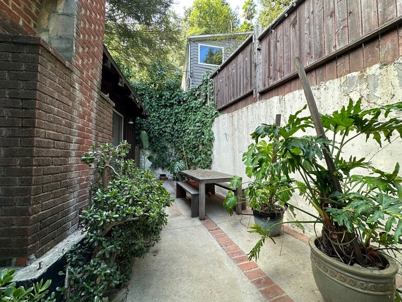 Patio - 2017 Rosilla Pl