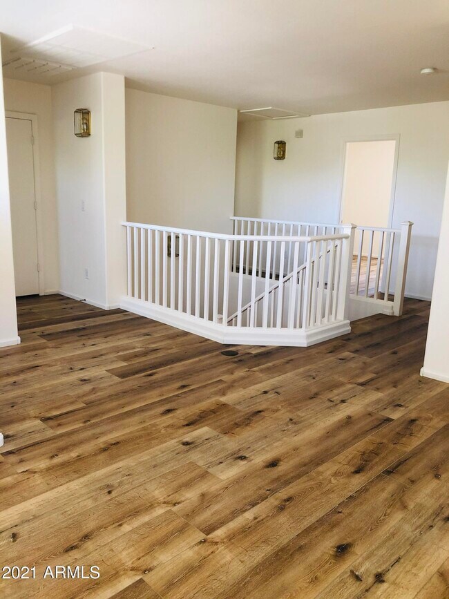 Building Photo - 2528 W Straight Arrow Ln