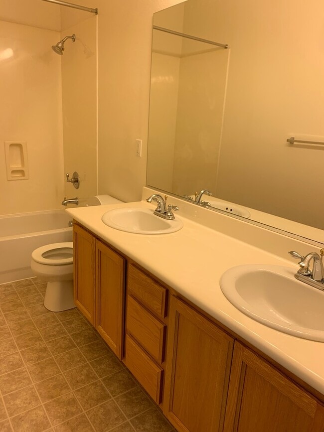 Building Photo - Spacious 3-bedroom 2 bathroom Home-Travis ...