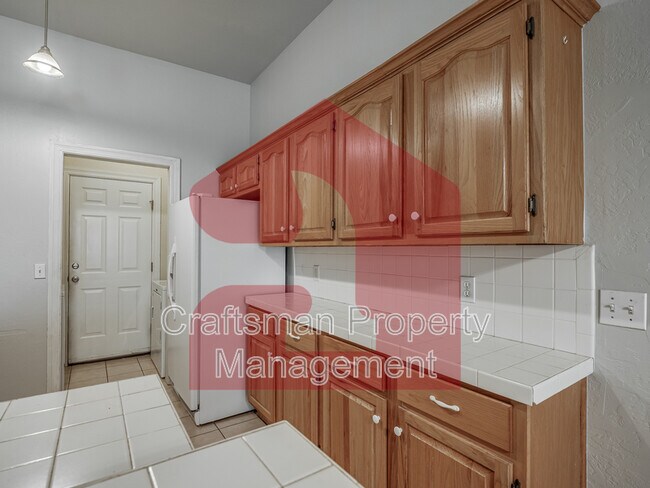 Building Photo - 2707 Silvertree Dr