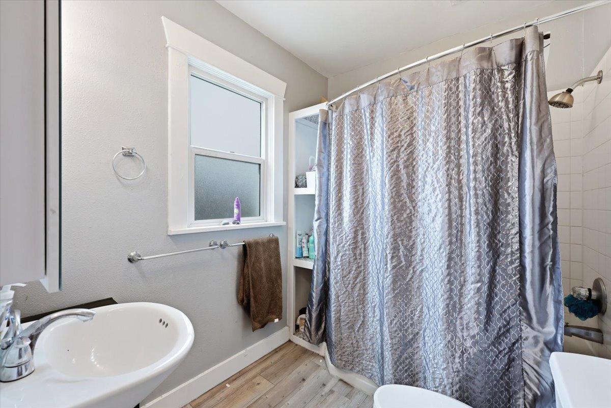 Light and bright bathroom with lots of storage - 420 W Shannon Ave