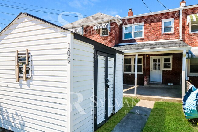 Building Photo - Charming 2BR 1BA Townhome