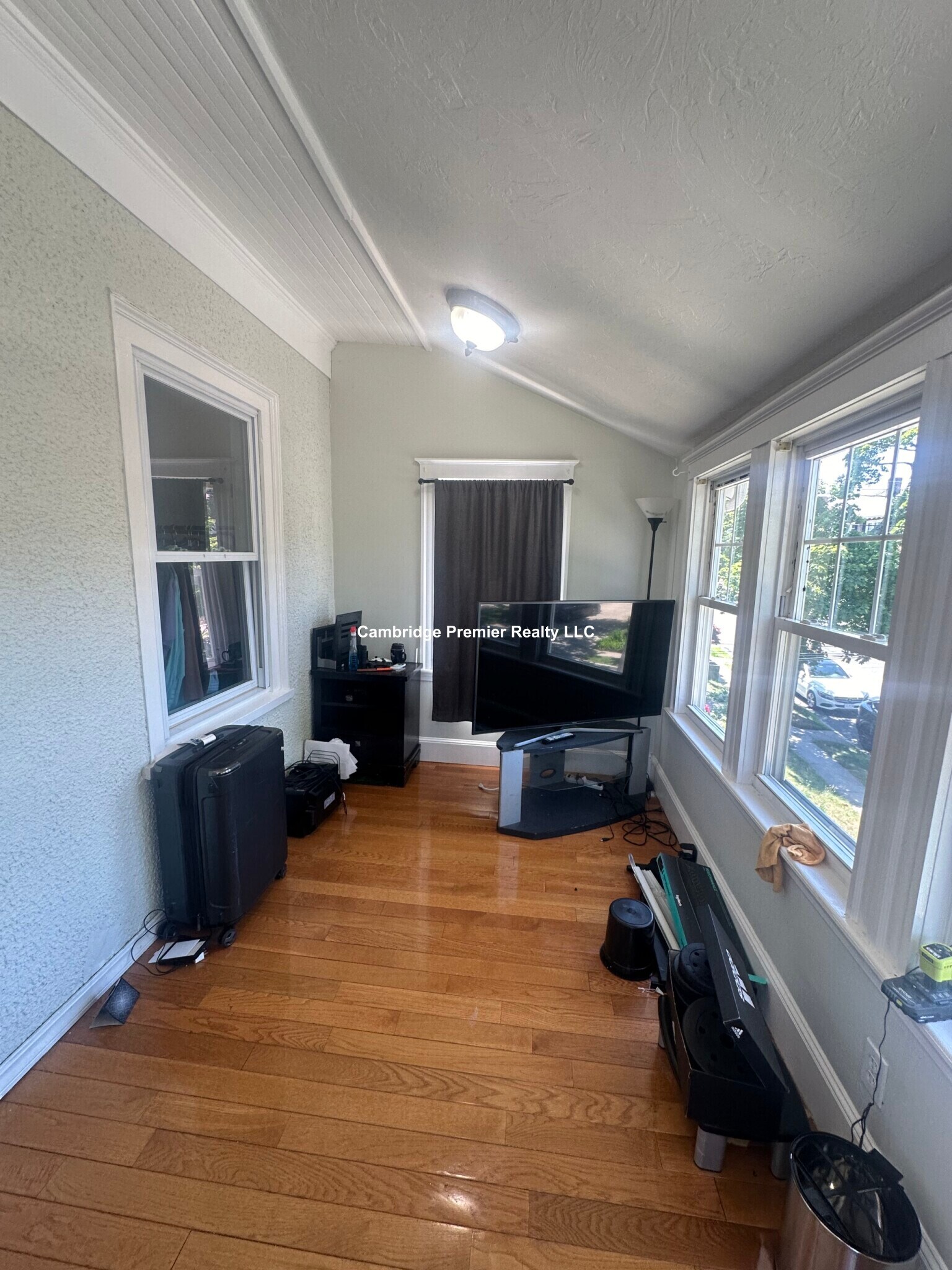 Building Photo - 399 School St