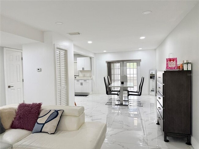 Building Photo - 5118 Tennis Ct Cir