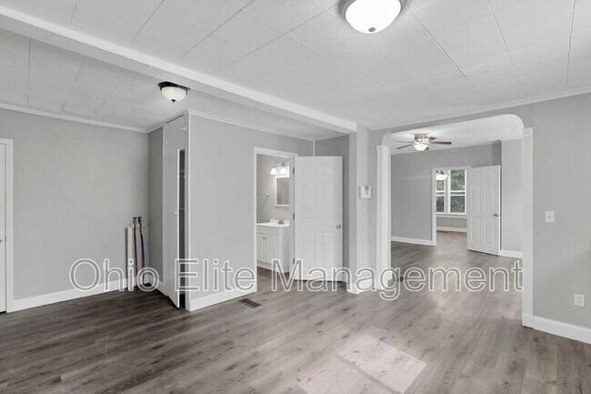Building Photo - 341 E Markison Ave