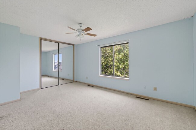 Building Photo - Fabulous Chesapeake Bay Location - Steps to Beach!