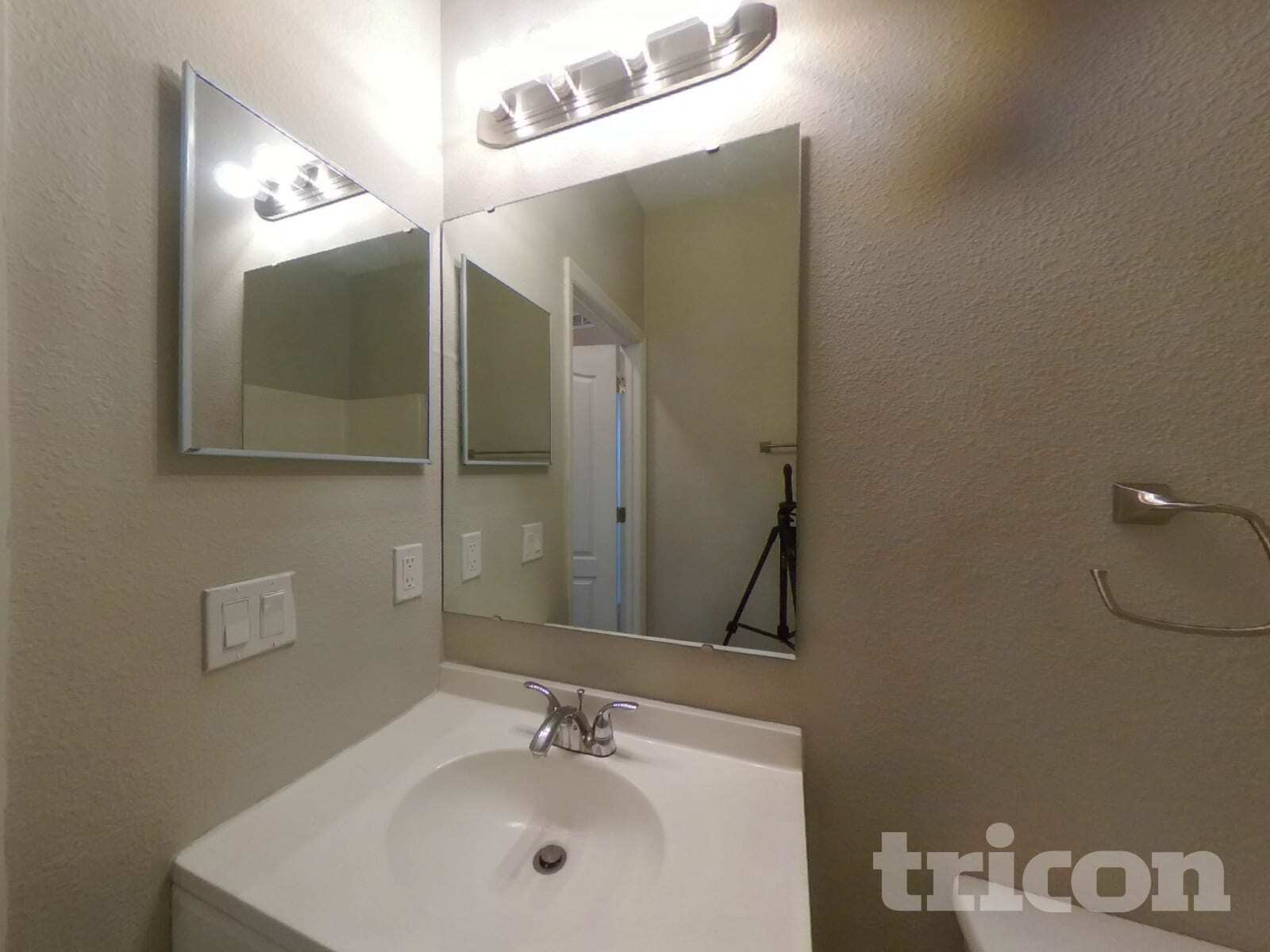 Building Photo - 5530 Sycamore Canyon Dr