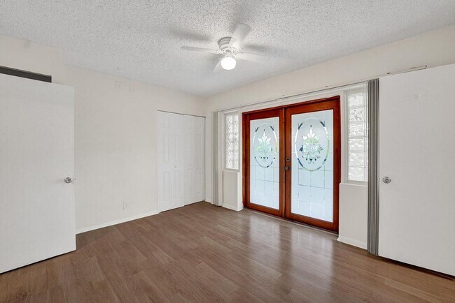 Building Photo - 3 BR / 3 BA + Patio + Parking AVAIL 8/1