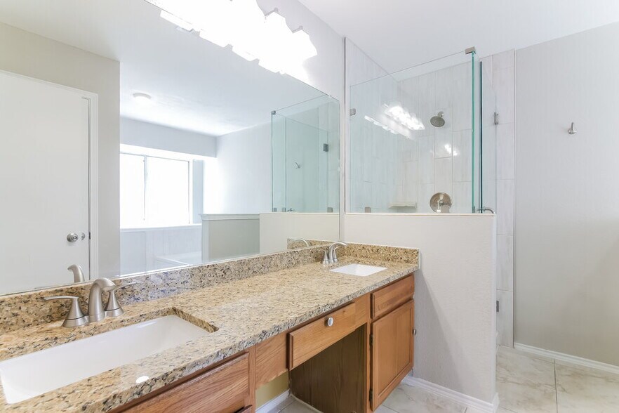 Building Photo - 4978 Briar Oaks Ln