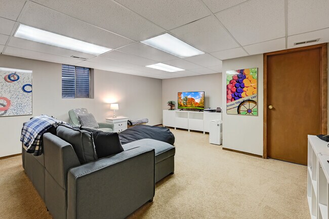 Building Photo - 5631 S Elm St