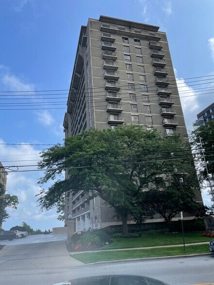 Building Photo - 12500 Edgewater Dr