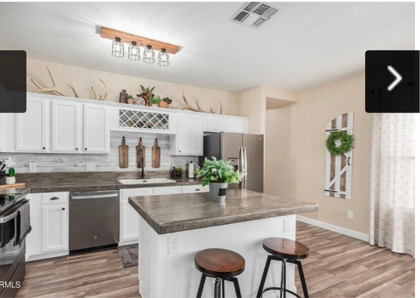 Building Photo - 2418 E Peach Tree Dr