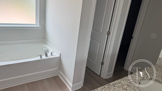 Building Photo - MOVE-IN SPECIAL: $500 OFF 1ST MONTH'S RENT!**