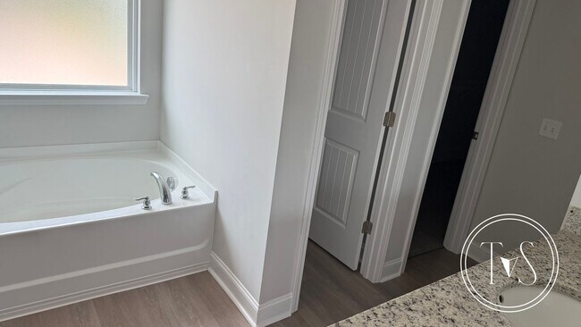 Building Photo - WINTER MOVE-IN SPECIAL: $500 OFF 1ST MONTH'S RENT!**