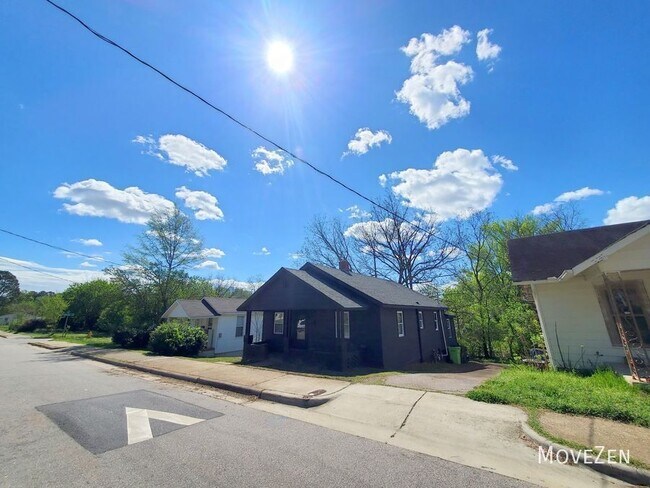 Building Photo - 1710 Oakwood Ave