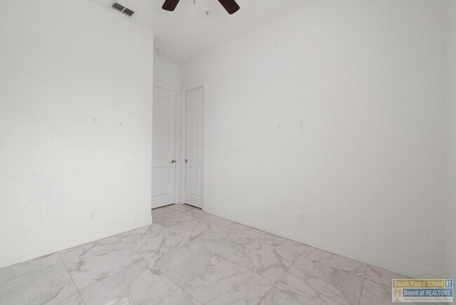 Building Photo - 110 E Retama St