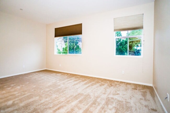 Building Photo - Beautiful townhome in Mission Valley!  Ava...