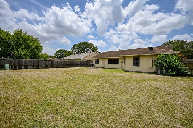 Building Photo - Nice 4 bd Rm Single Family Home