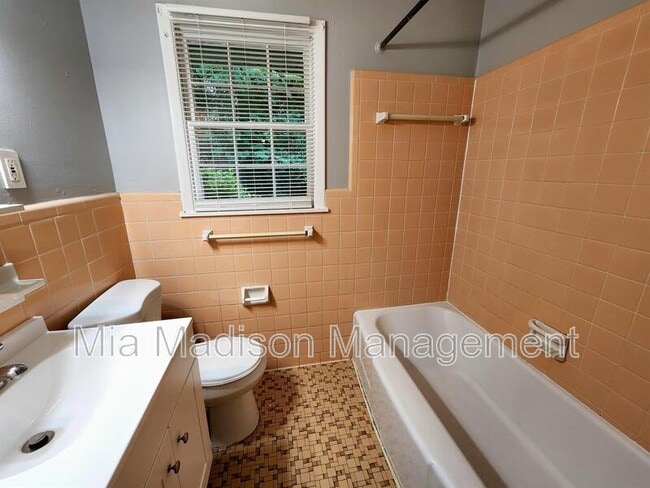 Building Photo - 604 E 54th St