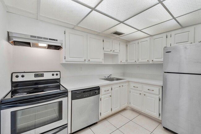 Building Photo - 1805 Sans Souci Blvd