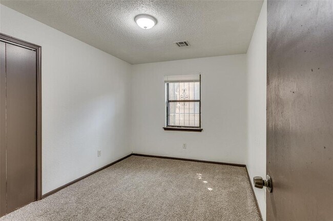 Building Photo - 2210 SW 30th St