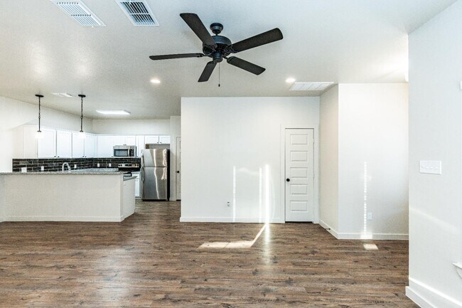 Building Photo - 1006 N 7th St