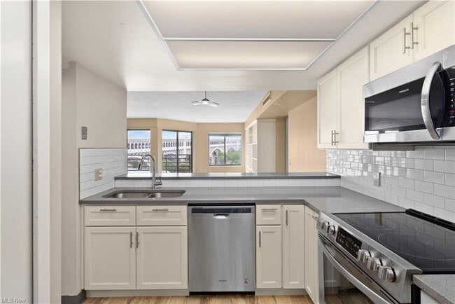 Building Photo - 1444 W 10th St