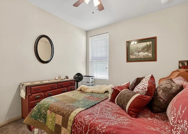 Building Photo - Comfy 3 Bed/2 Bath Midland Home with all appliances, backyard, attached garage, 6 min to grocery ...