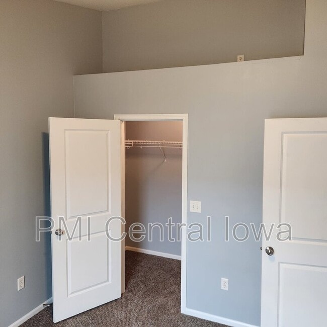 Building Photo - 305 NE Kingwood
