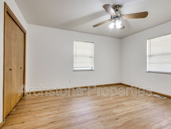Building Photo - 3121 Lakeside Dr