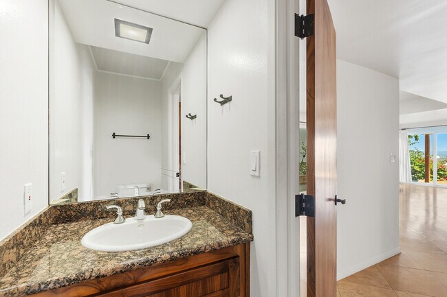 Downstairs bathroom - 2461 Geranium St