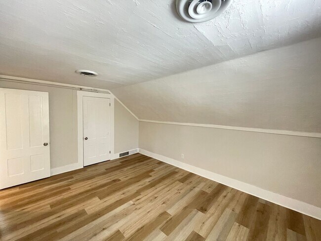 Building Photo - 98 Main St