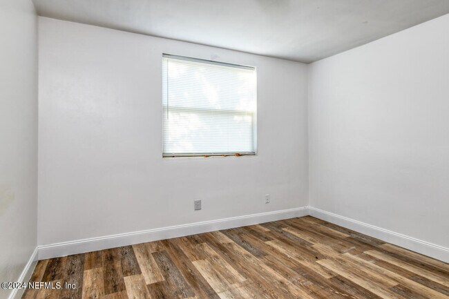Building Photo - 1265 W 26th St