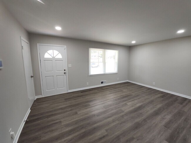 Building Photo - 5370 Longmeadow Ln