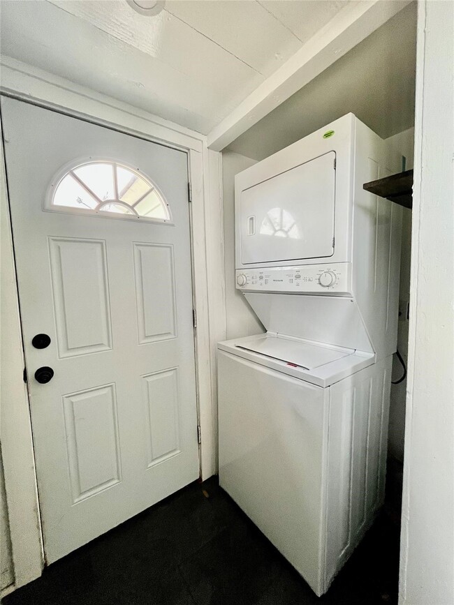 Building Photo - 407 E Defee Ave