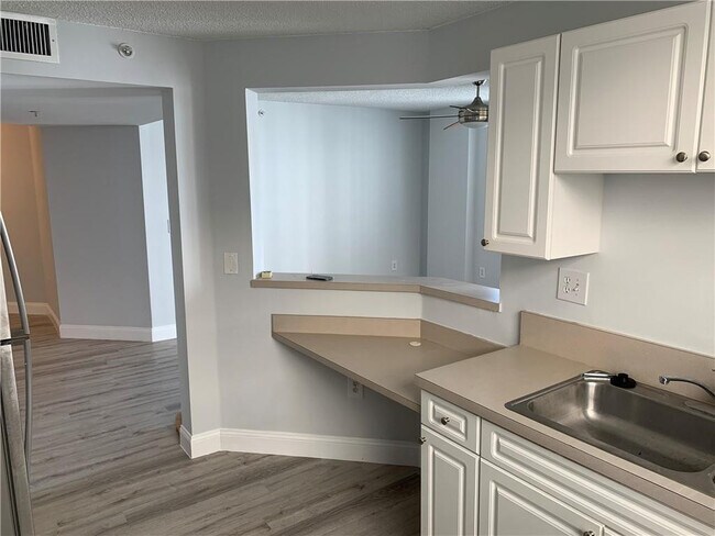 Building Photo - 520 SE 5 Ave