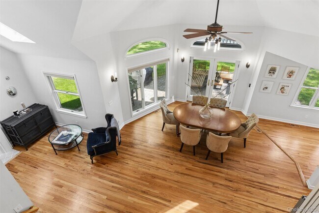 Building Photo - 2 Red Creek Cir