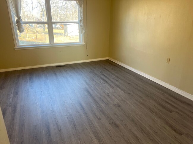 Building Photo - a charming 3 Bed 2 Bath House
