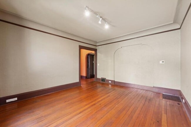 Building Photo - 3 bedroom in Seattle WA 98109