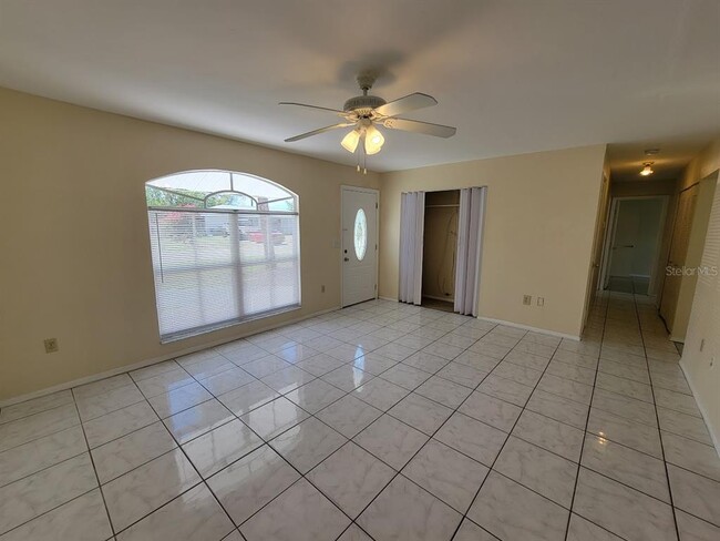 Building Photo - 2466 Lakeshore Cir