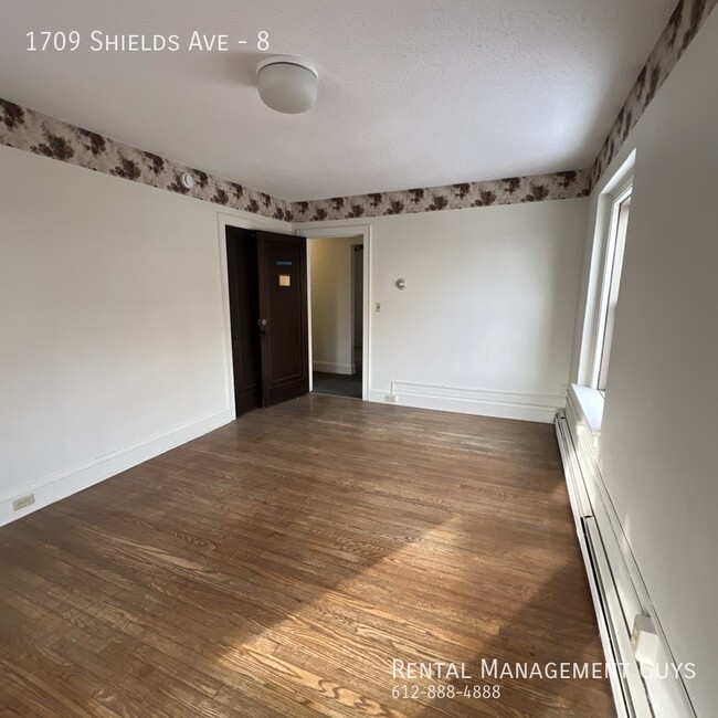 Building Photo - Huge 2 Bedroom! Completely Remodeled!