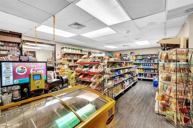 Building Photo - 500 Bayview Dr