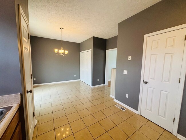 Building Photo - Conveniently located 2 Bedroom, 1.5 Bath Townhouse