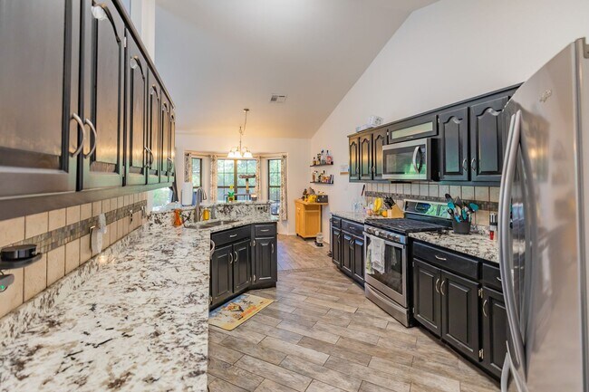 Building Photo - Beautiful Home in the Golf Course Area