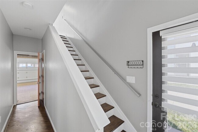 Building Photo - 919 Westbrook Dr